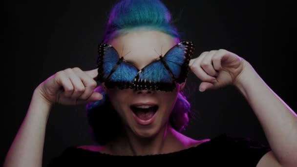 Όμορφη γυναίκα με μπλε μαλλιά και πεταλούδα — Αρχείο Βίντεο
