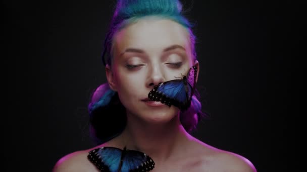 Beautiful woman with blue hair and butterfly — Stock Video