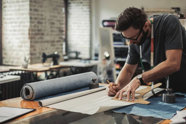 Diseñador de moda trabajando en su estudio —  Fotos de Stock