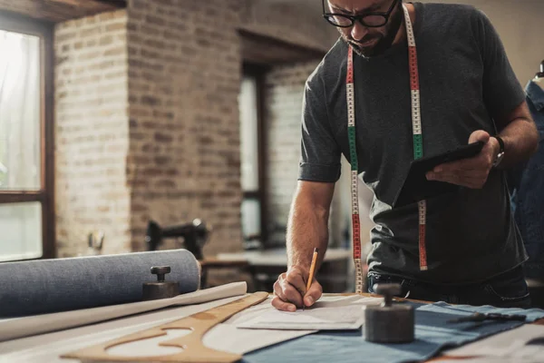 Modeontwerper werken in zijn atelier — Stockfoto