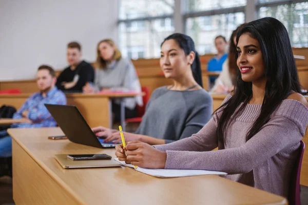 Groupe multinational d'étudiants dans un auditorium — Photo