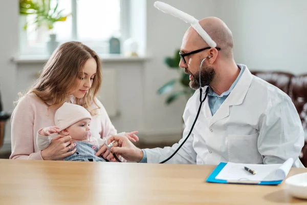 Madre con bebé visitando pediatra —  Fotos de Stock