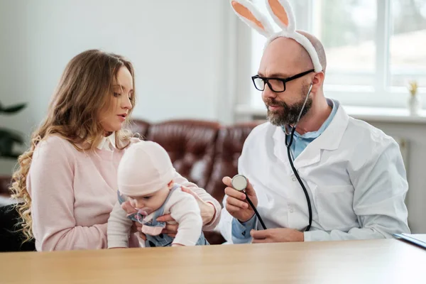 Mãe com bebê pediatra visitante — Fotografia de Stock