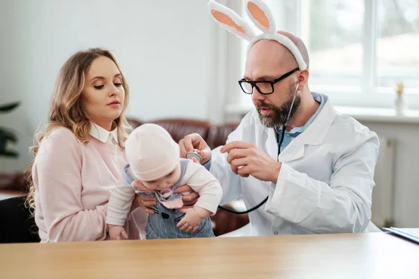 Moeder met baby visiting kinderarts — Stockfoto