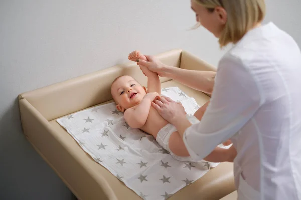 Baby junge bekommen ein massage aus masseuse — Stockfoto