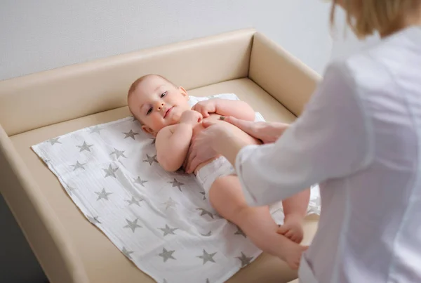 Baby junge bekommen ein massage aus masseuse — Stockfoto