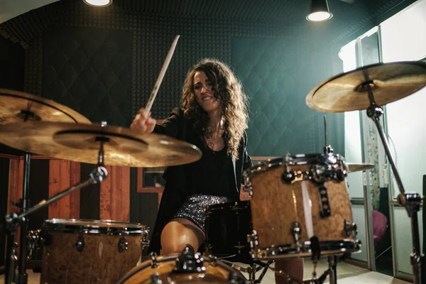 Wanita bermain drum selama latihan band musik — Stok Foto