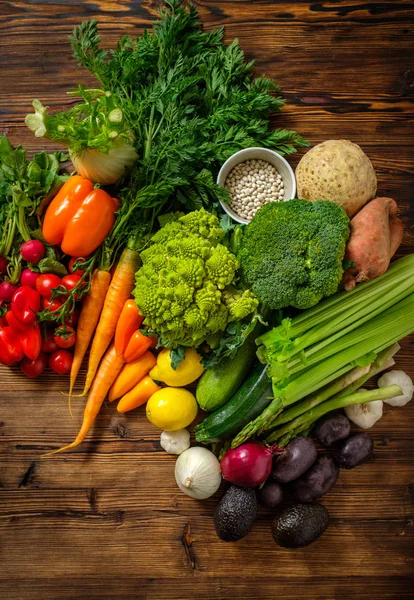 Assortimento di verdure fresche su fondo di legno — Foto Stock