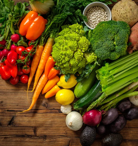 Sortiment av färska grönsaker på trä bakgrund — Stockfoto