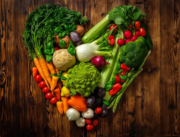 Assortiment van verse groenten op houten achtergrond — Stockfoto