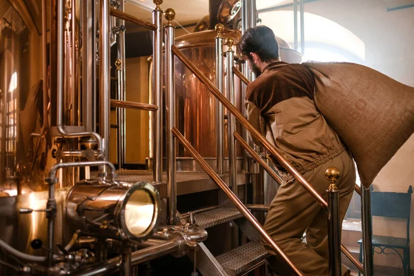 Man aan het werk in een brouwerij — Stockfoto