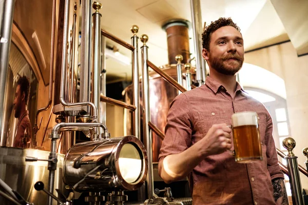 Man die vers bier in een brouwerij proeft — Stockfoto