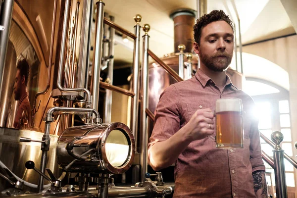 Bir bira fabrikasında taze bira tatma adam — Stok fotoğraf