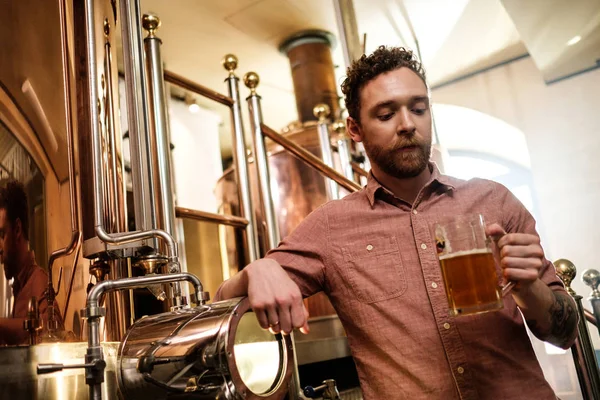 Man die vers bier in een brouwerij proeft — Stockfoto
