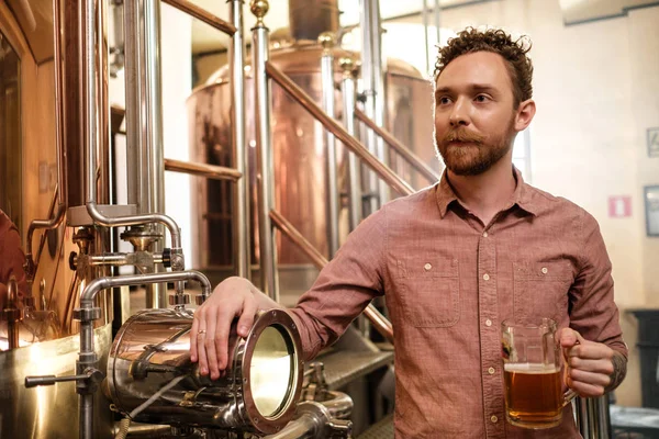 Man die vers bier in een brouwerij proeft — Stockfoto