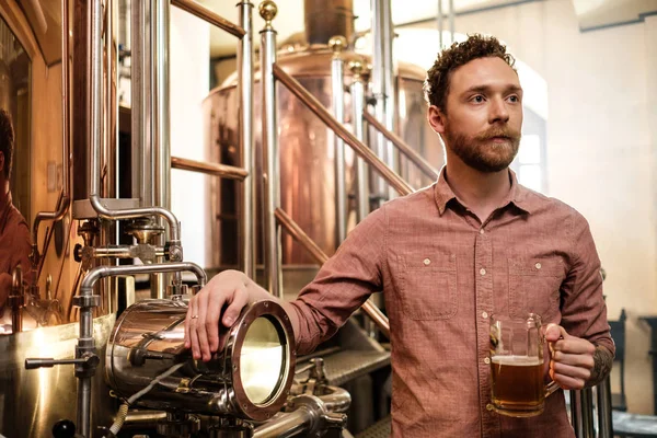 Man die vers bier in een brouwerij proeft — Stockfoto