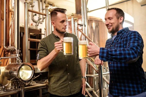 Два чоловіки дегустують свіже пиво в пивоварні — стокове фото