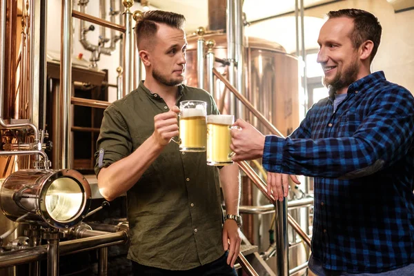 Dva muži ochutnávám čerstvé pivo v pivovaru — Stock fotografie