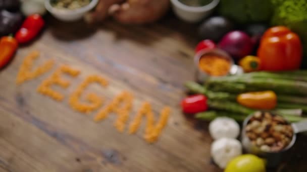 Асортимент свіжих овочів, горіхів на дерев'яному фоні — стокове відео