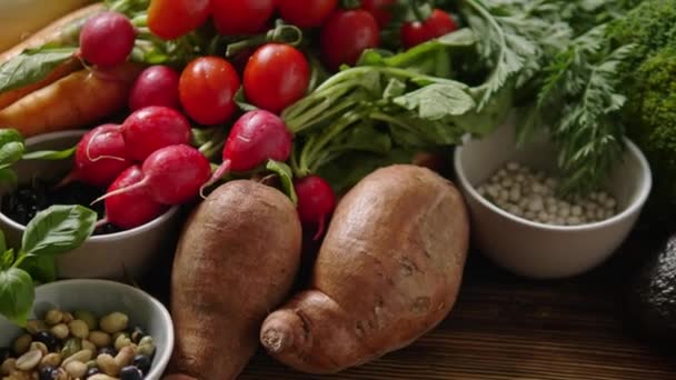 新鲜蔬菜、木背景坚果的分类 — 图库视频影像