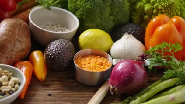 Surtido de verduras frescas, frutos secos sobre fondo de madera — Vídeos de Stock