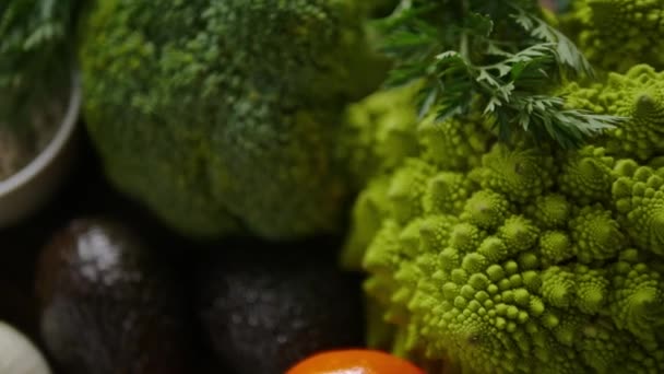 Surtido de verduras frescas, frutos secos sobre fondo de madera — Vídeo de stock