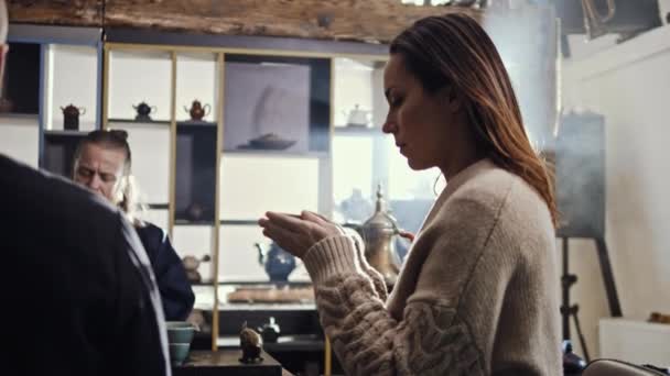 Mujer asistiendo a la ceremonia del té realizado por maestro — Vídeos de Stock