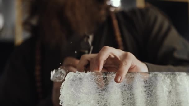 Maestro del té preparando hielo para una ceremonia — Vídeo de stock