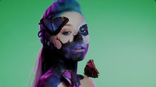 創造的な化粧と蝶を持つ女性 — ストック動画