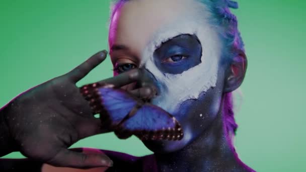 Žena s kreativním make-upem a motýlem — Stock video
