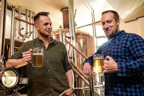 Dva muži ochutnávám čerstvé pivo v pivovaru — Stock fotografie