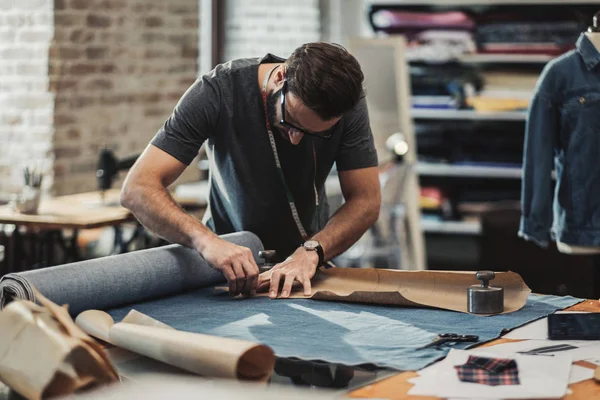 Designer de moda trabalhando em seu estúdio — Fotografia de Stock