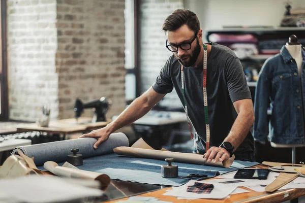 Modeontwerper werken in zijn atelier — Stockfoto