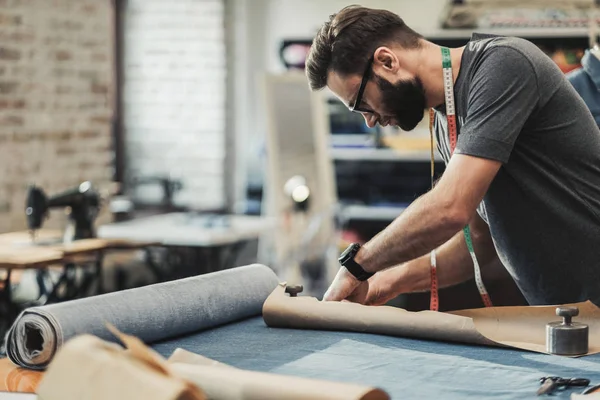 Diseñador de moda trabajando en su estudio —  Fotos de Stock