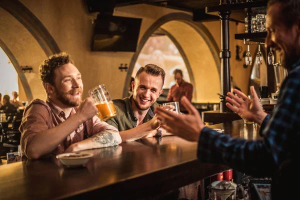 술집에서 드래프트 맥주를 마시는 쾌활한 친구 — 스톡 사진