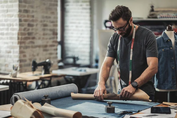 Diseñador de moda trabajando en su estudio — Foto de Stock