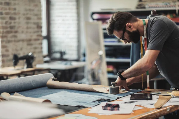 Diseñador de moda trabajando en su estudio —  Fotos de Stock