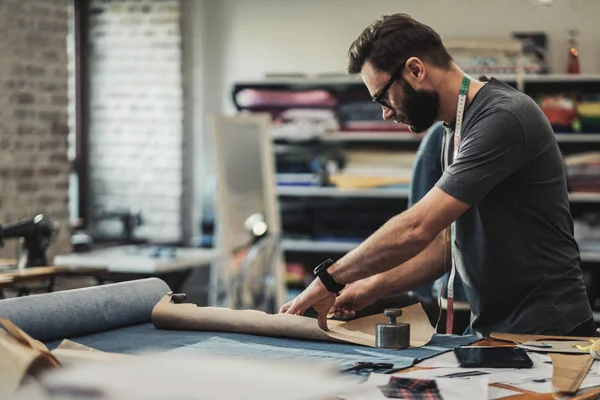 Diseñador de moda trabajando en su estudio —  Fotos de Stock