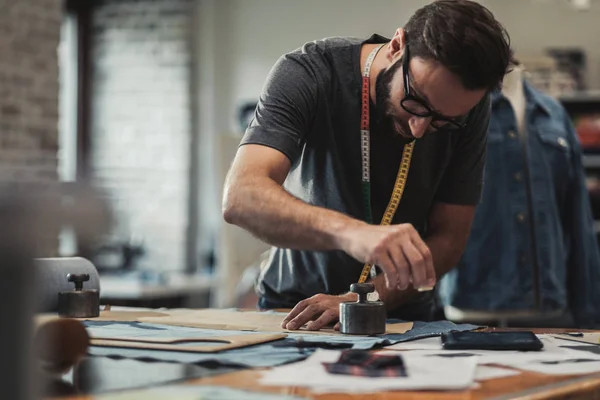 Designer de moda trabalhando em seu estúdio — Fotografia de Stock