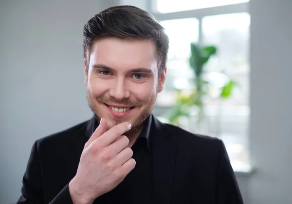 Selbstbewusster junger Mann beim Vorstellungsgespräch — Stockfoto