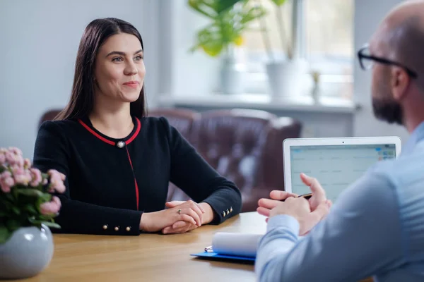 Mooie brunette vrouw bijwonen sollicitatiegesprek — Stockfoto