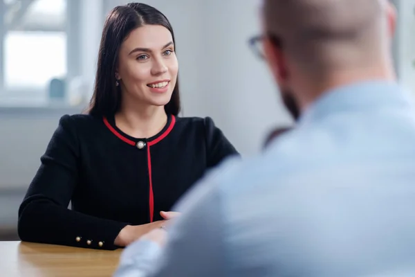 Schöne brünette Frau besucht Vorstellungsgespräch — Stockfoto