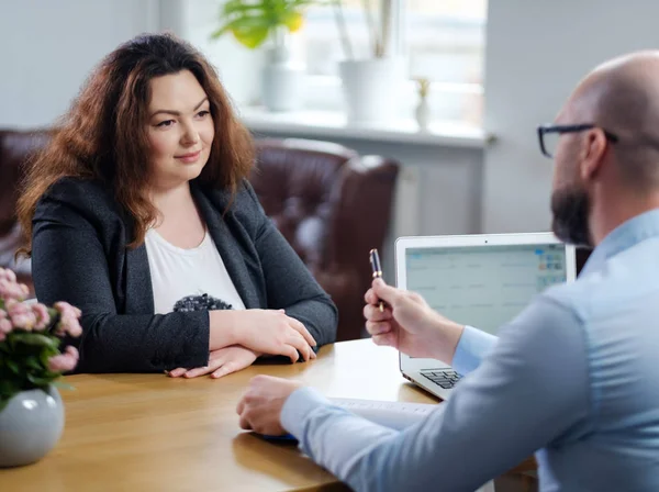 Plus Size vrouw bijwonen sollicitatiegesprek — Stockfoto