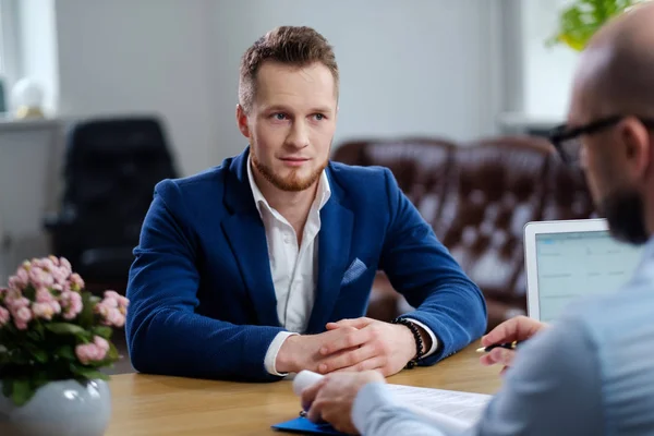 Homem confiante assistindo entrevista de emprego — Fotografia de Stock