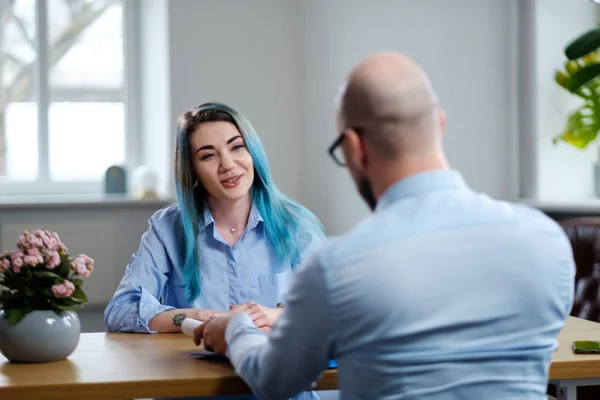 Alternatieve jonge vrouw bijwonen sollicitatiegesprek — Stockfoto