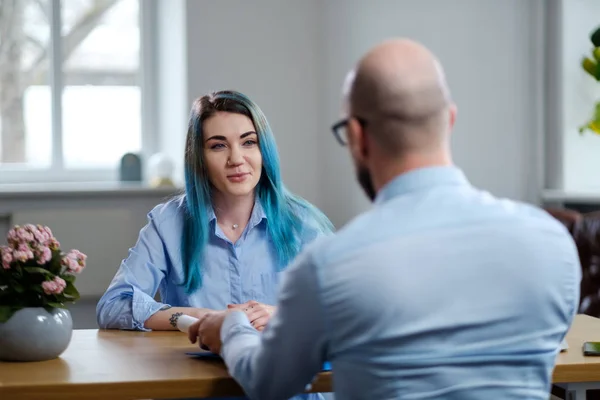 Alternatieve jonge vrouw bijwonen sollicitatiegesprek — Stockfoto