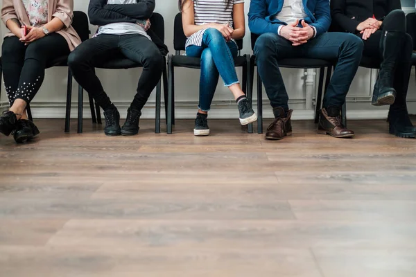 Groep mensen die op een casting of sollicitatiegesprek wachten — Stockfoto