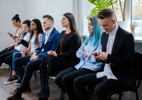 Groep jonge mensen die wachten op een casting of sollicitatiegesprek — Stockfoto