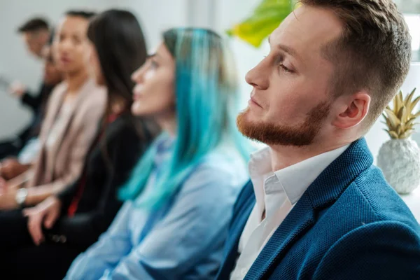 Gruppe junger Leute, die auf ein Casting oder Vorstellungsgespräch warten — Stockfoto