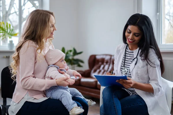 Moeder met baby visiting kinderarts — Stockfoto